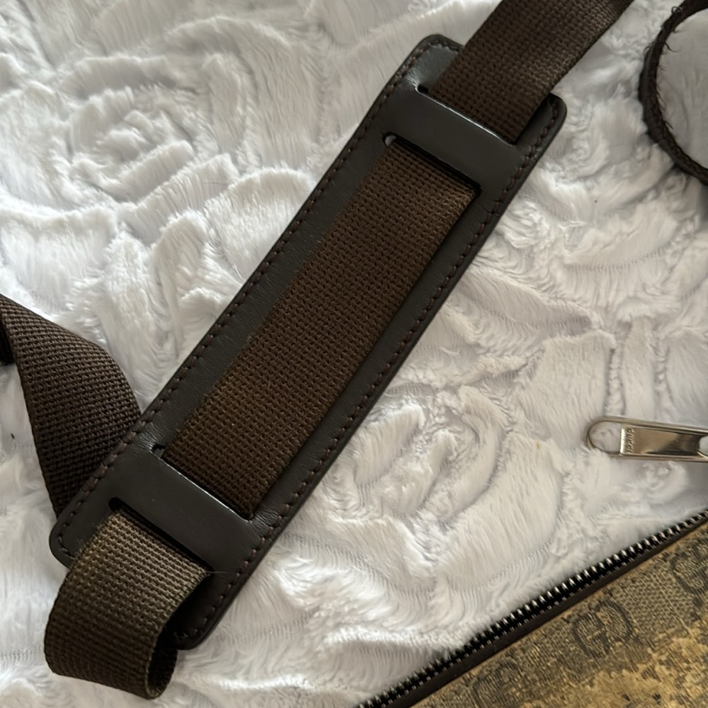 Authentic Gucci crossbody bag. Great for project pieces. - Picture 4 of 9